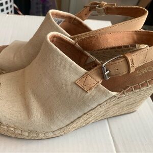 TOMS Women's Cream and Tan Espadrille Wedges
